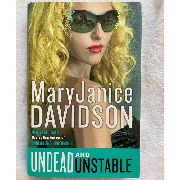 Undead and Unstable by MaryJanice Davidson (2012, Hardcover) Queen Betsy VG Cond - Picture 1 of 7
